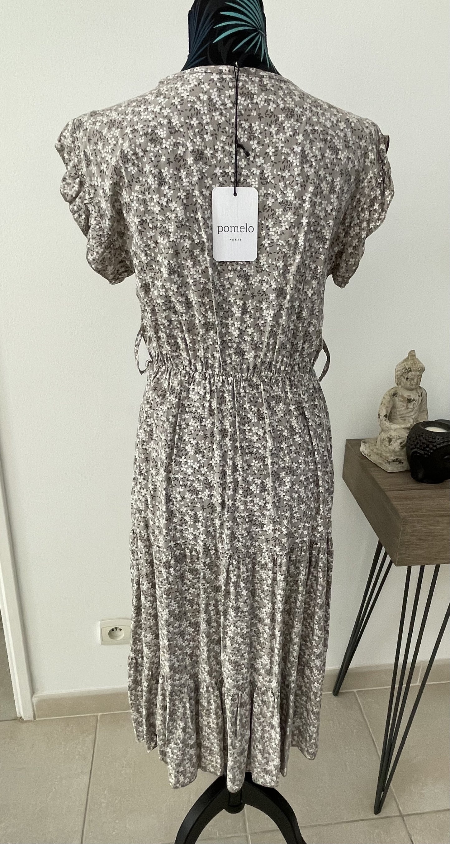 Robe Moga mi-longue fleurie et sa ceinture