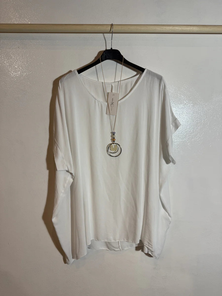 T.shirt large fluide et son collier