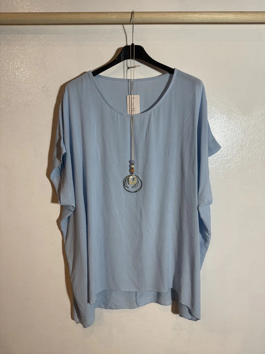 T.shirt large fluide et son collier