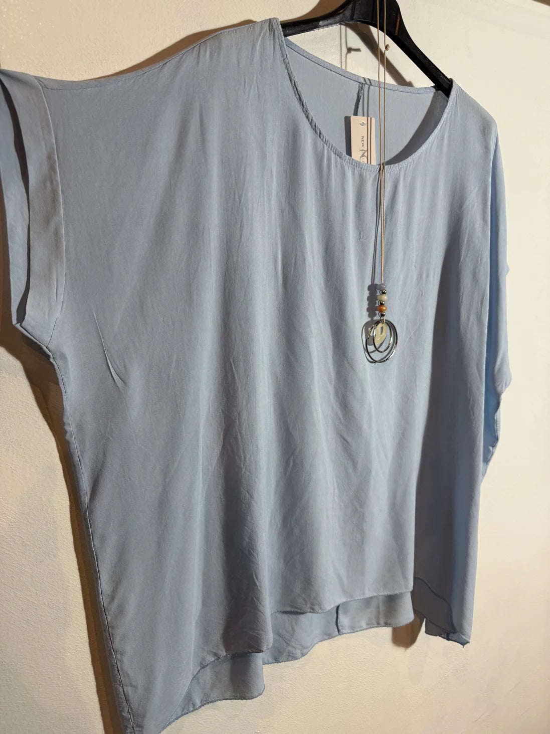 T.shirt large fluide et son collier