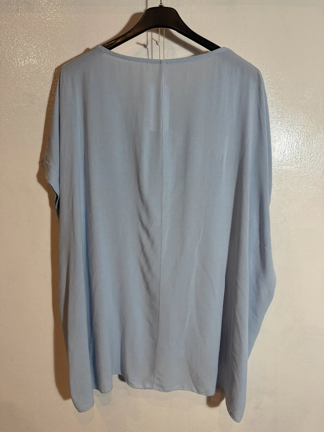 T.shirt large fluide et son collier