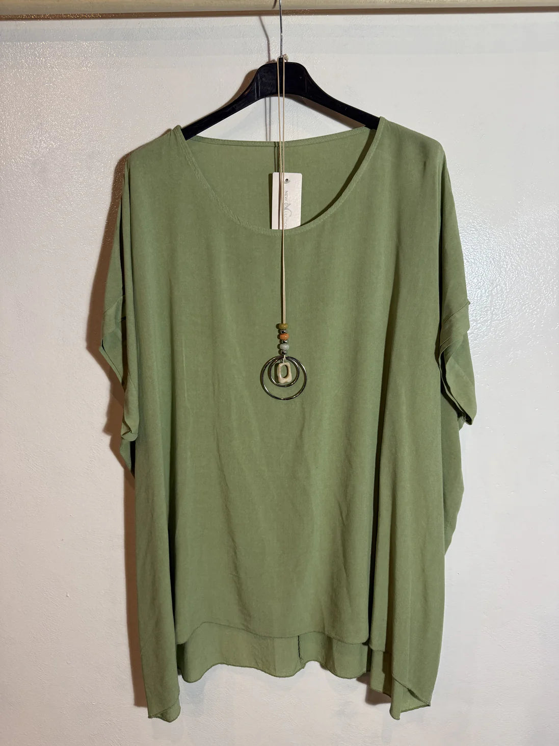 T.shirt large fluide et son collier