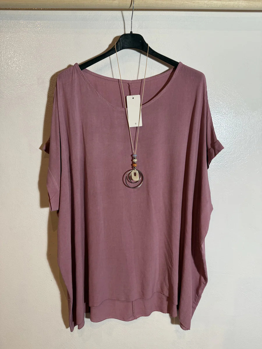 T.shirt large fluide et son collier