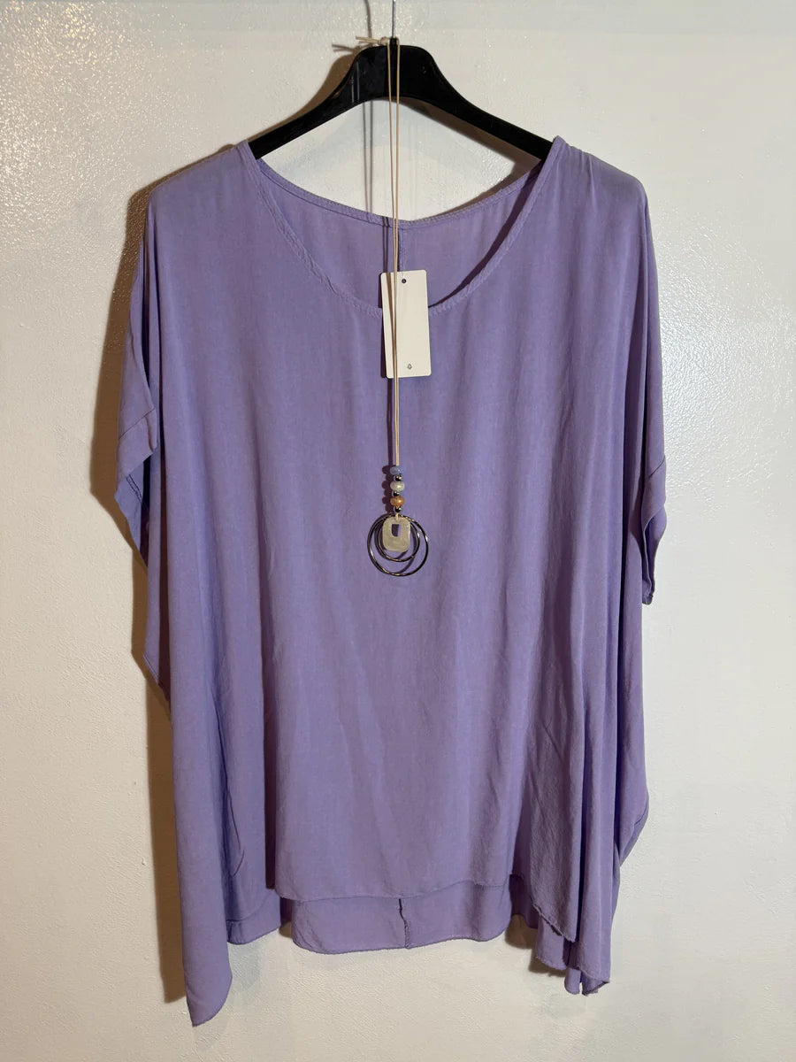 T.shirt large fluide et son collier
