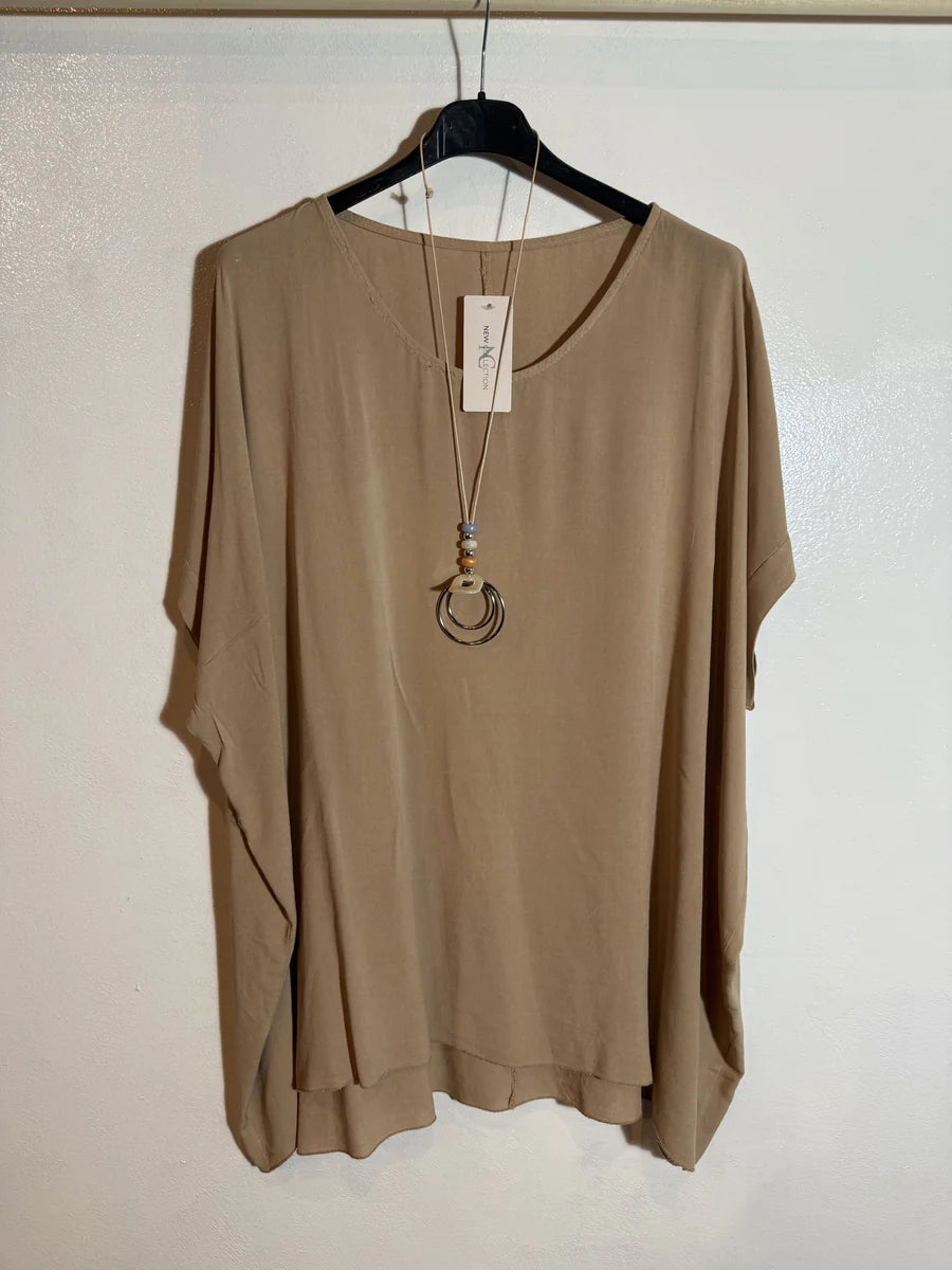T.shirt large fluide et son collier
