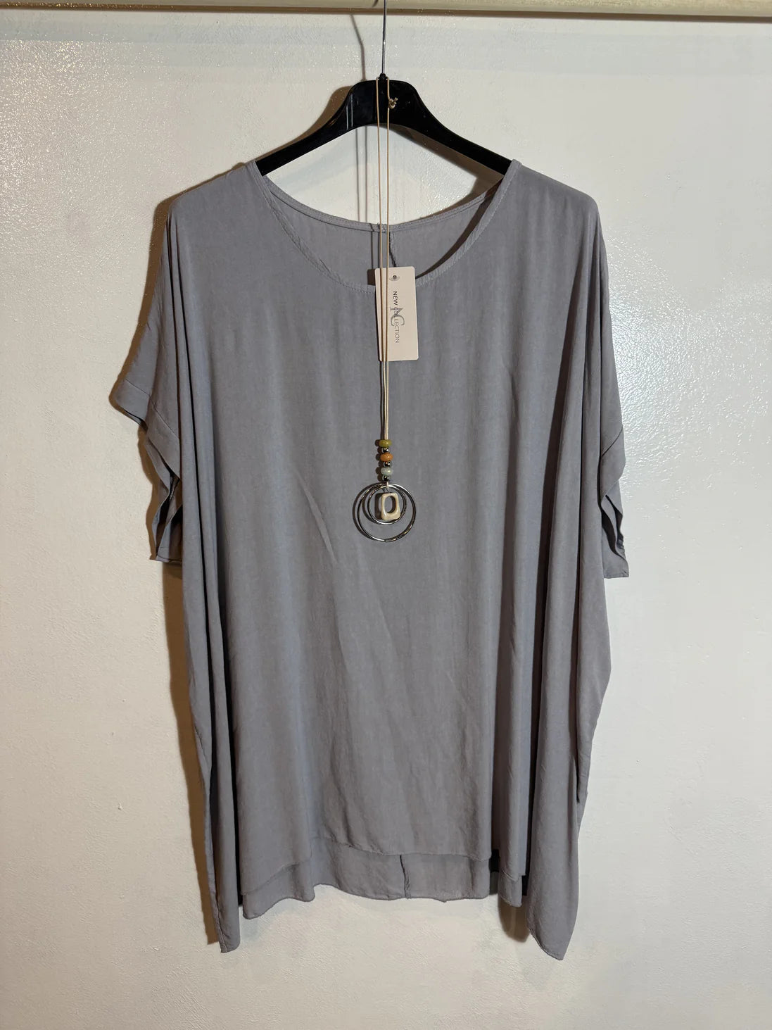 T.shirt large fluide et son collier