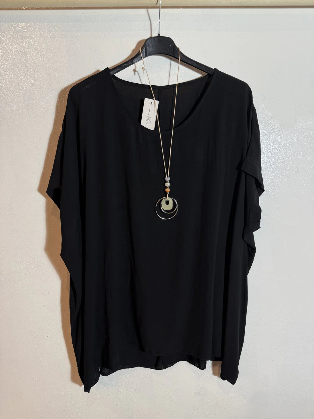 T.shirt large fluide et son collier