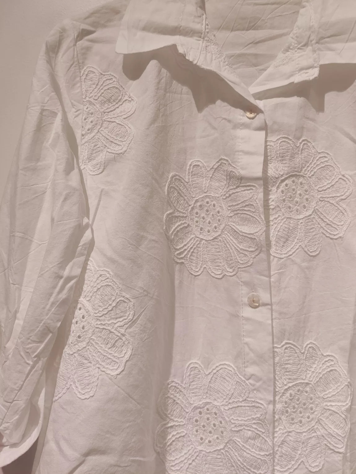 Chemise blanche en coton à fleurs en broderie anglaise