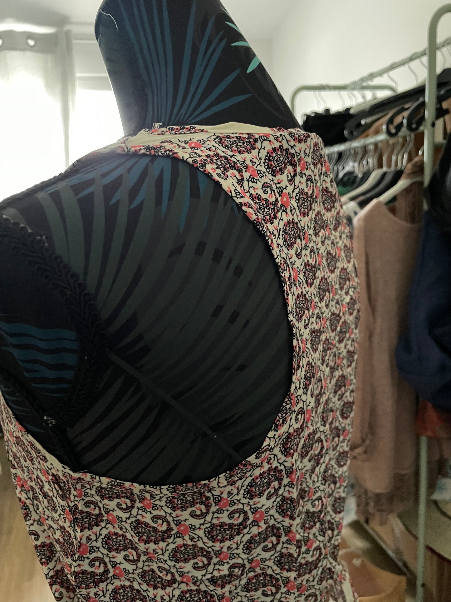 Robe sans manche zippée et sa ceinture plume Lilie Rose