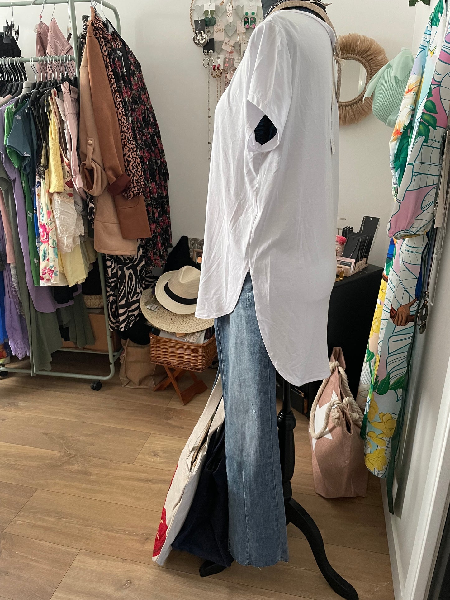 T-shirt and its long necklace