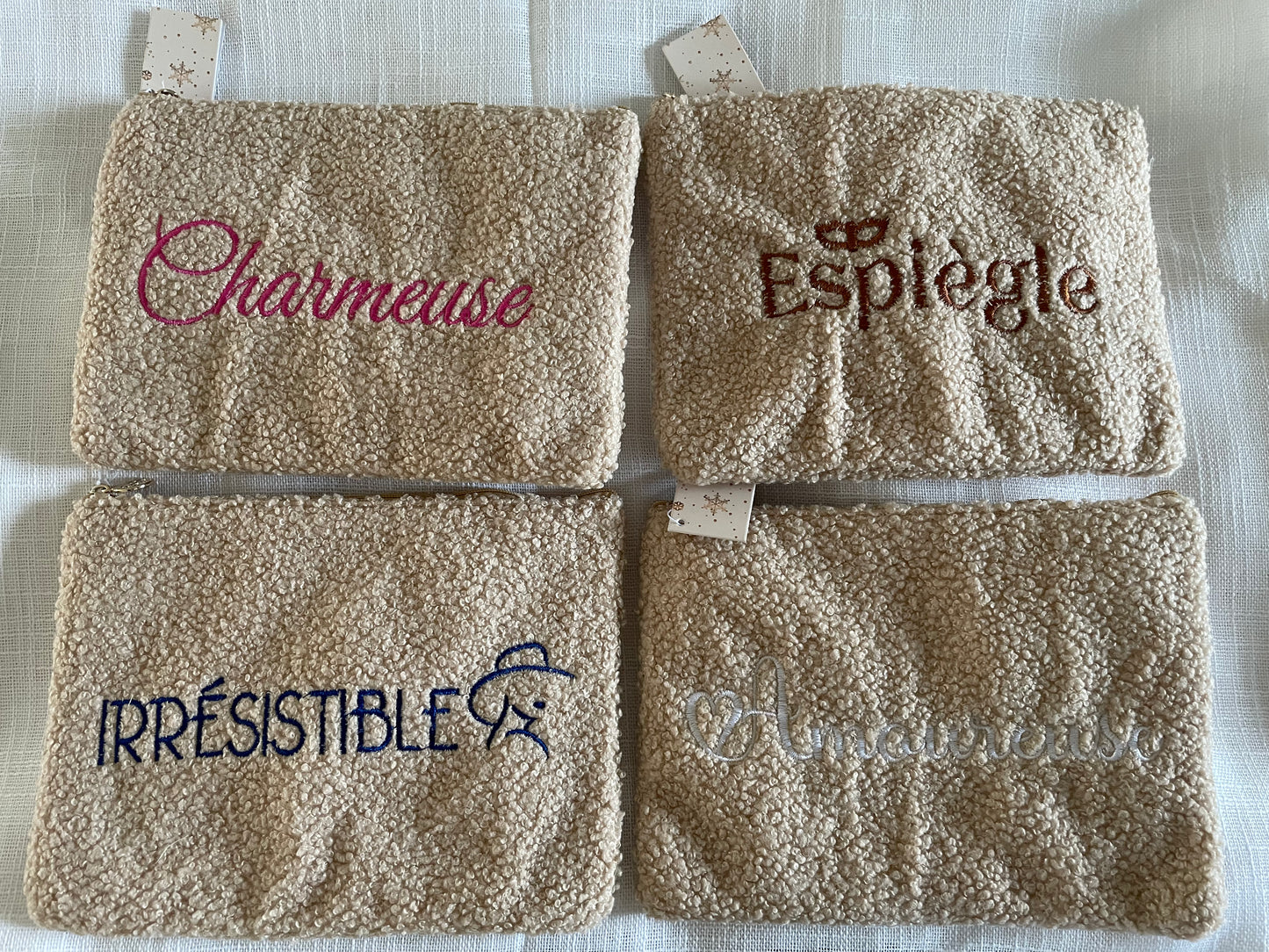 Pochette pilou brodée Votre Nouveau Compagnon Chic ! ✨