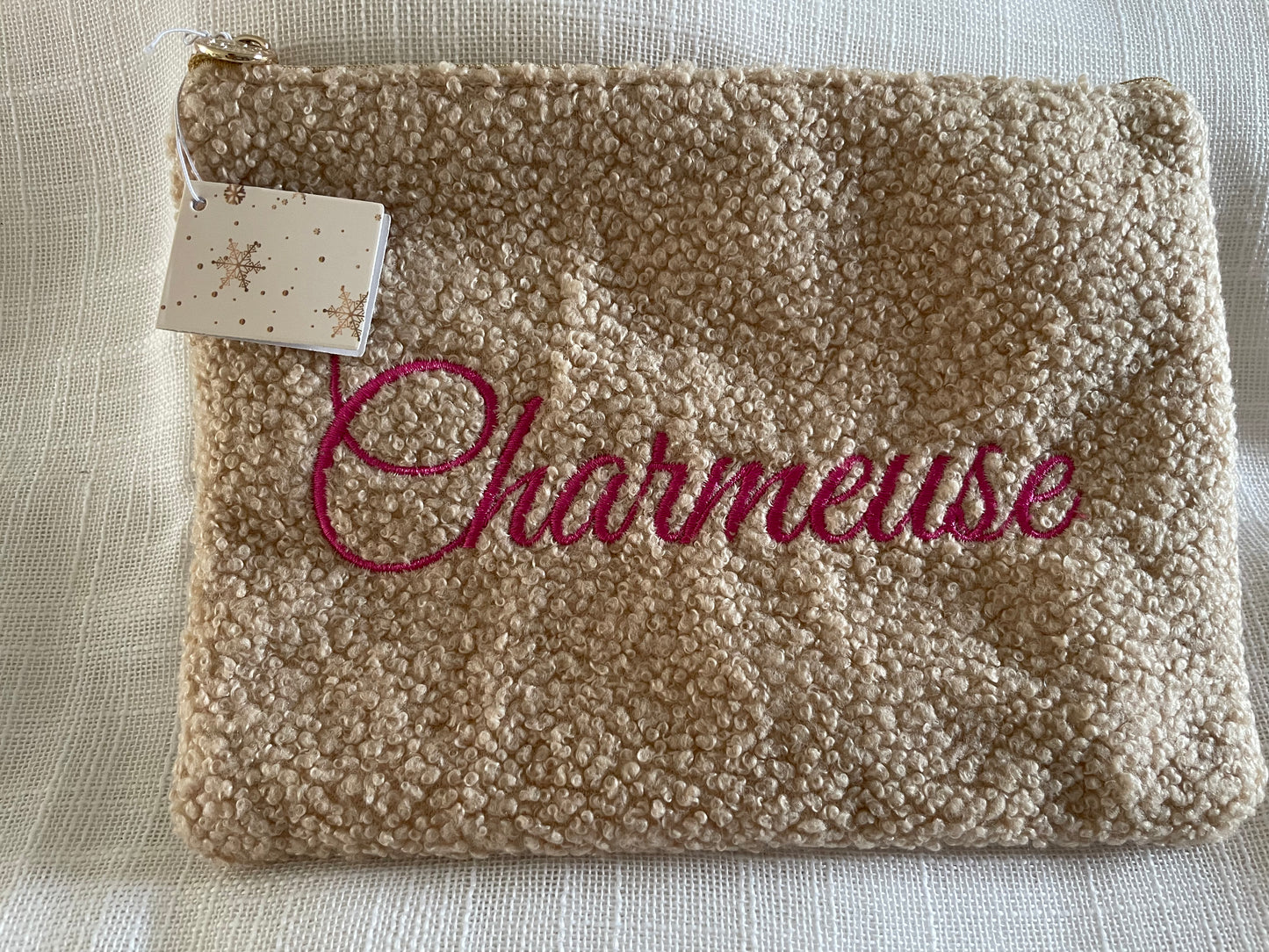 Pochette pilou brodée Votre Nouveau Compagnon Chic ! ✨