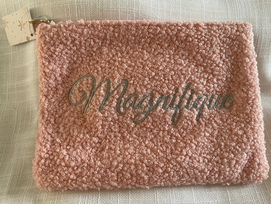 Pochette pilou brodée Votre Nouveau Compagnon Chic ! ✨