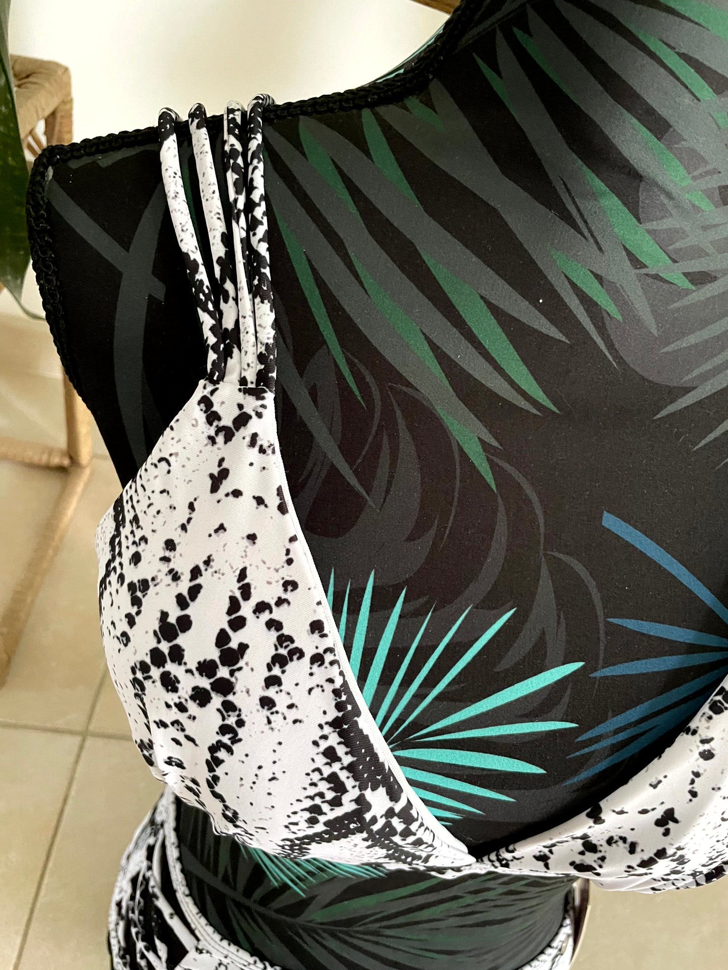 Bikini "Ondes Sauvages" Imprimé Peau de Serpent Noir & Blanc - Soyez la Reine de l'Été !