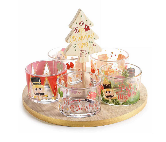 Plateau de Noël sertie de bols en verre avec décorations casse-noisette sur plateau en bois