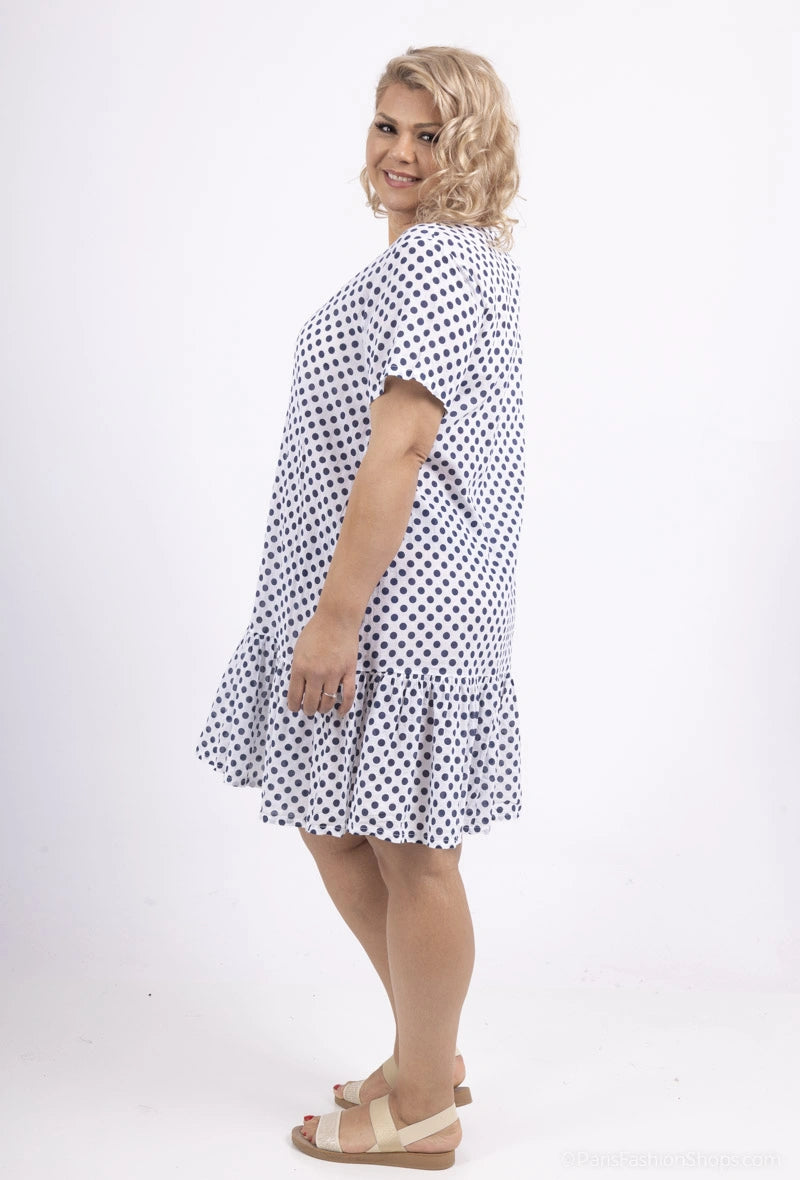 Robe blanche à pois bleu et son sautoir