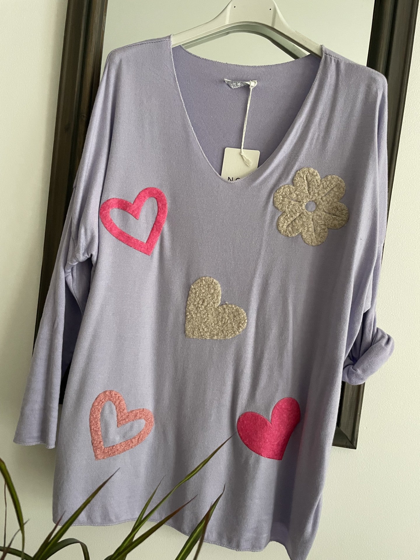 Pull violet et ses coeur brodés en relief