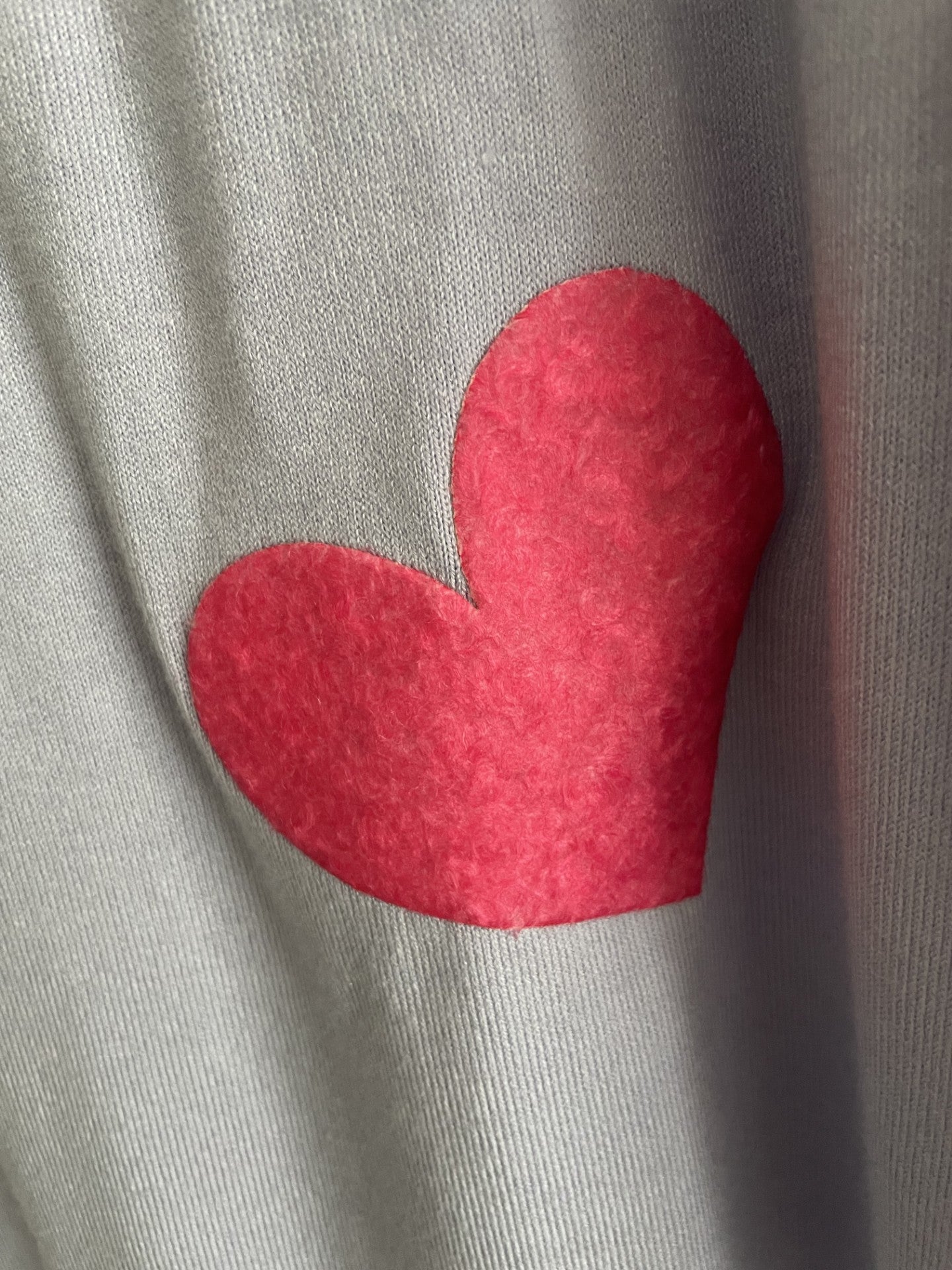 Pull violet et ses coeur brodés en relief