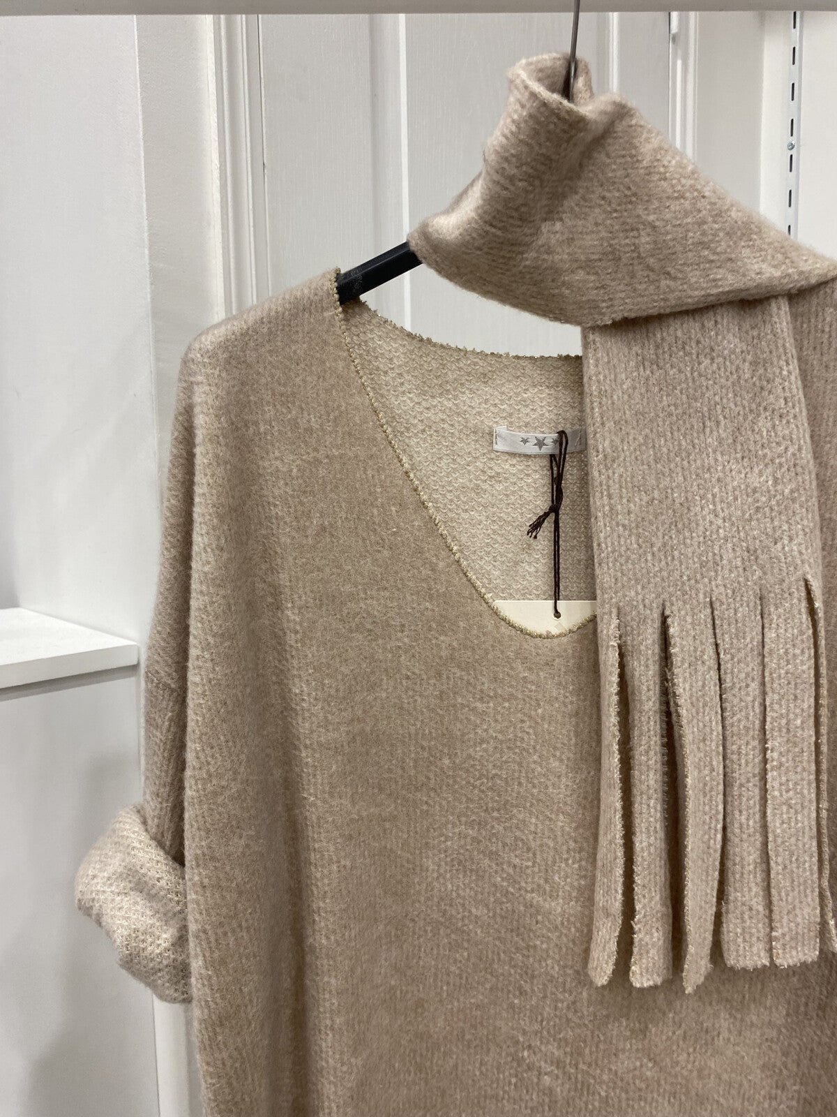 Pull et son écharpe amovible en beige