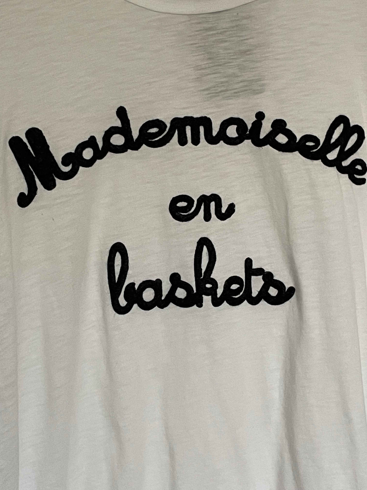 T-shirt Mademoiselle en Baskets en relief