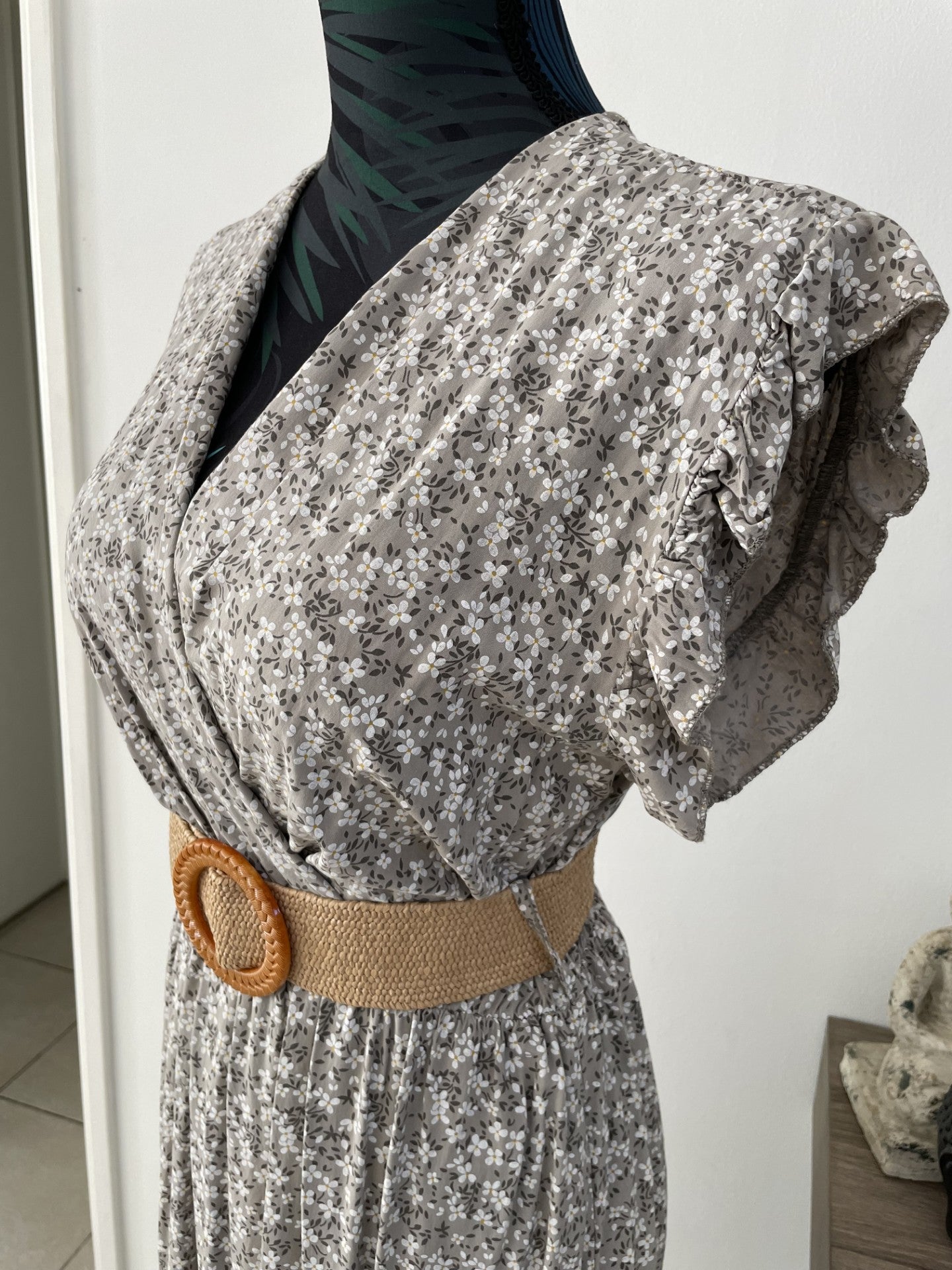 Robe Moga mi-longue fleurie et sa ceinture