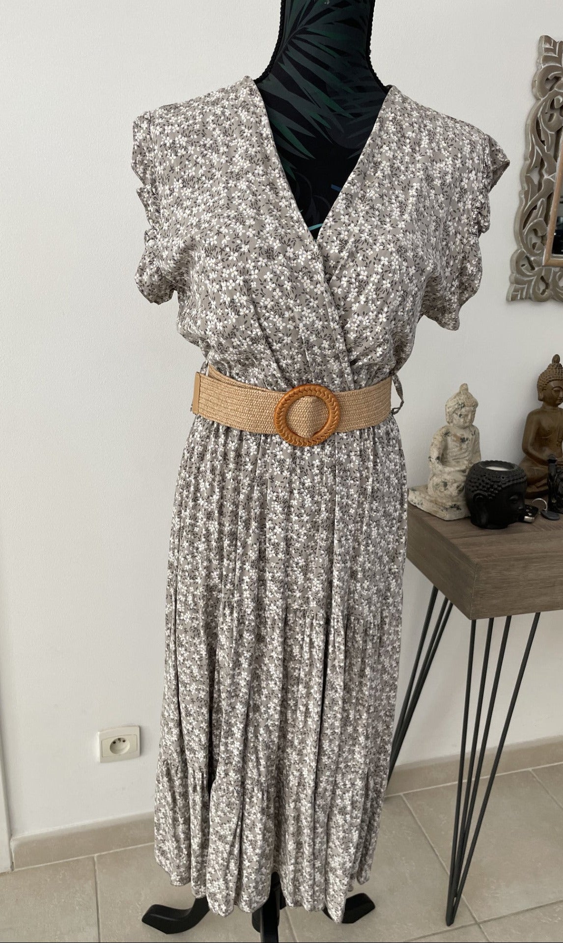 Robe Moga mi-longue fleurie et sa ceinture