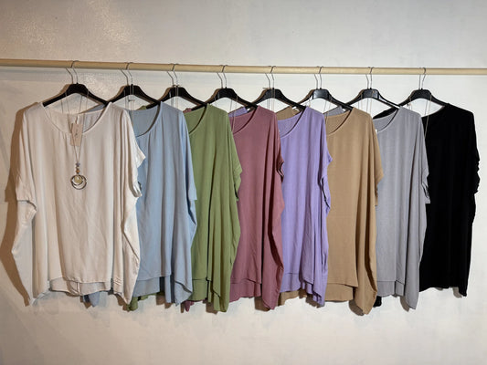 T.shirt large fluide et son collier