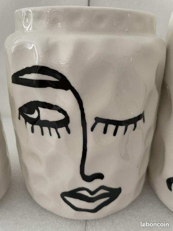 Ensemble de vases en porcelaine avec visage de femme