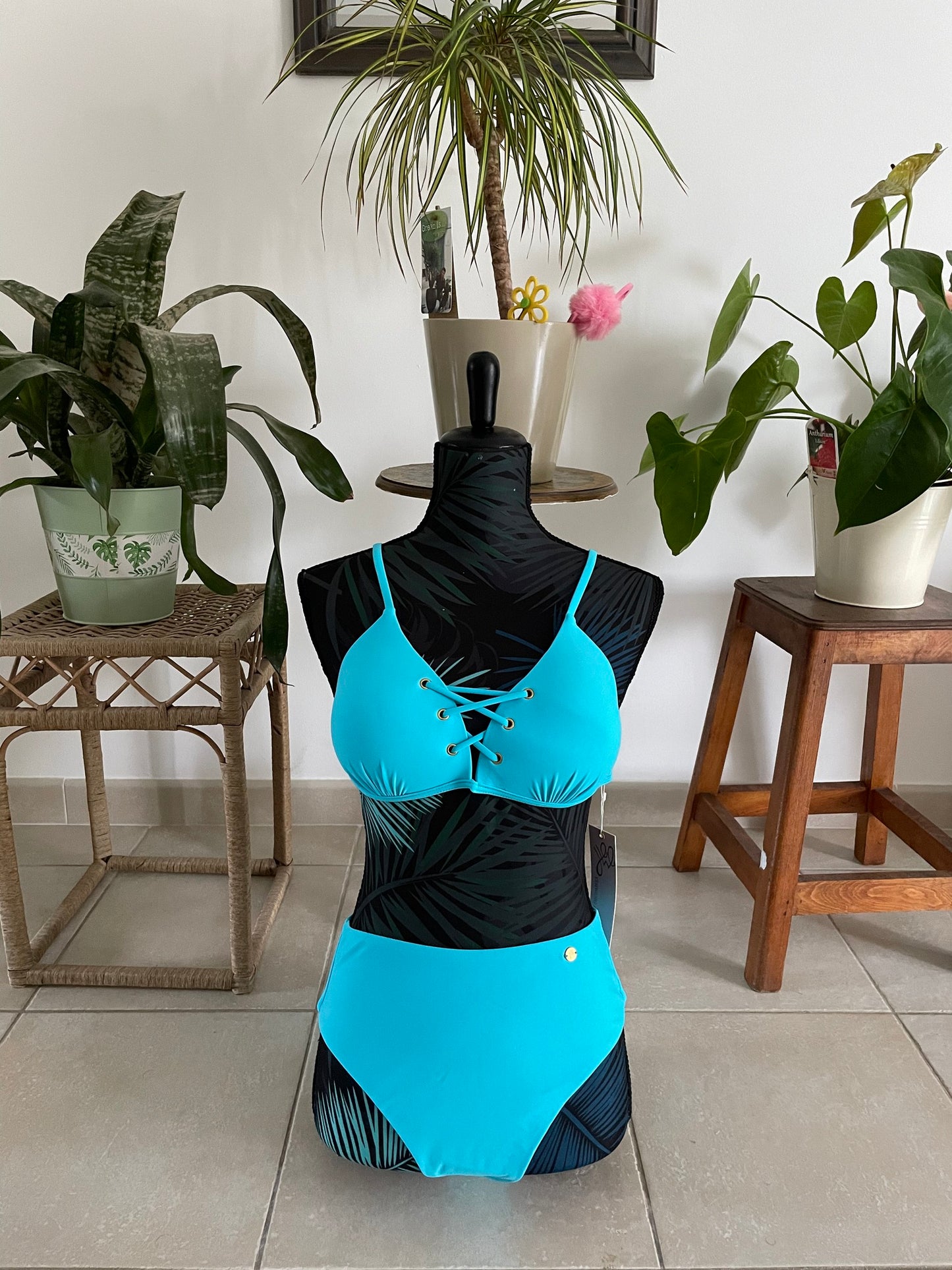 Bikini "Ondes Estivales" avec Laçage & Détail Chic - Brillez au Soleil !