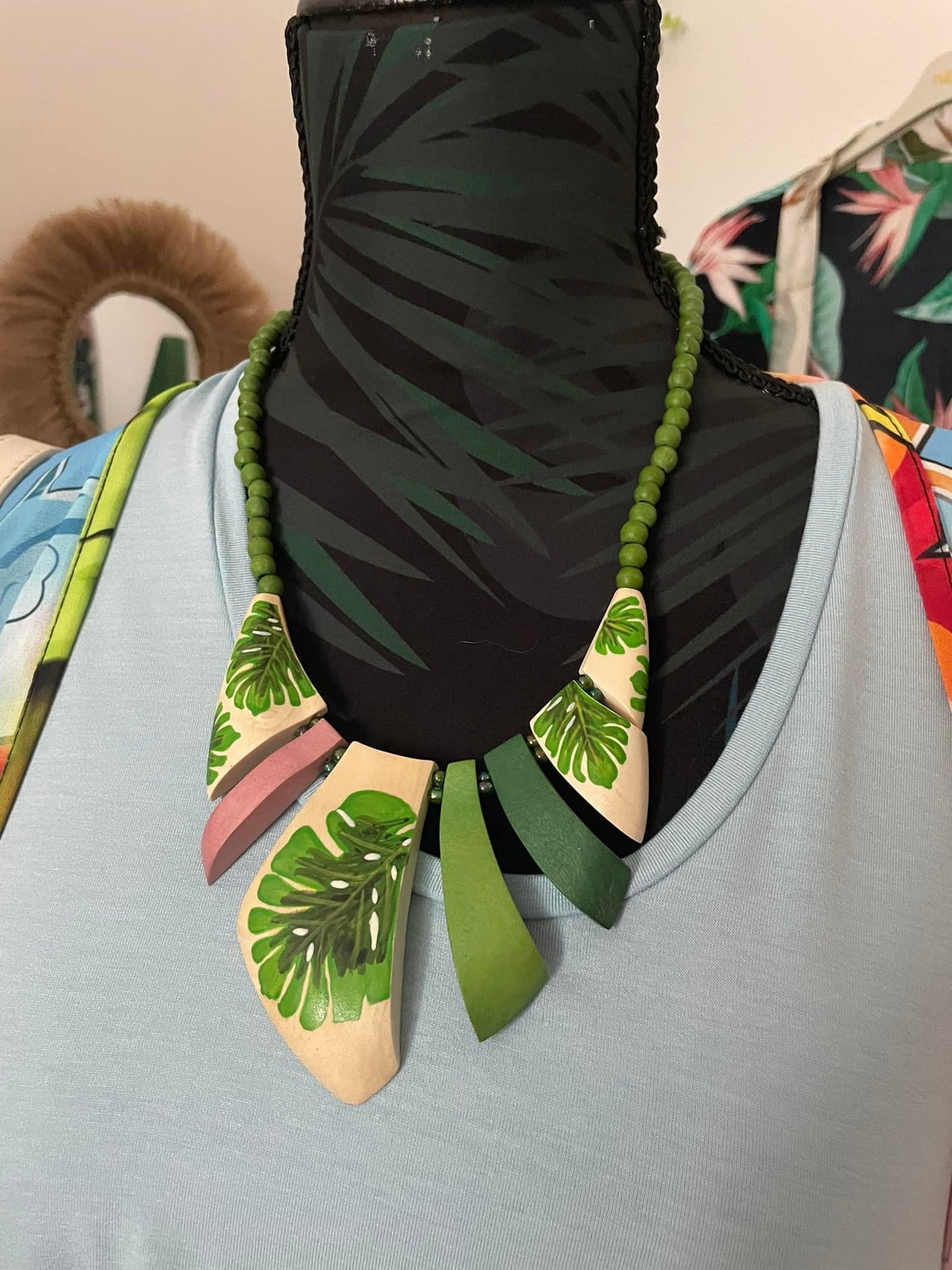 Collier "Jungle Bohème" en Bois Peint - Motif Feuilles Tropicales & Perles Merveilles du Monde
