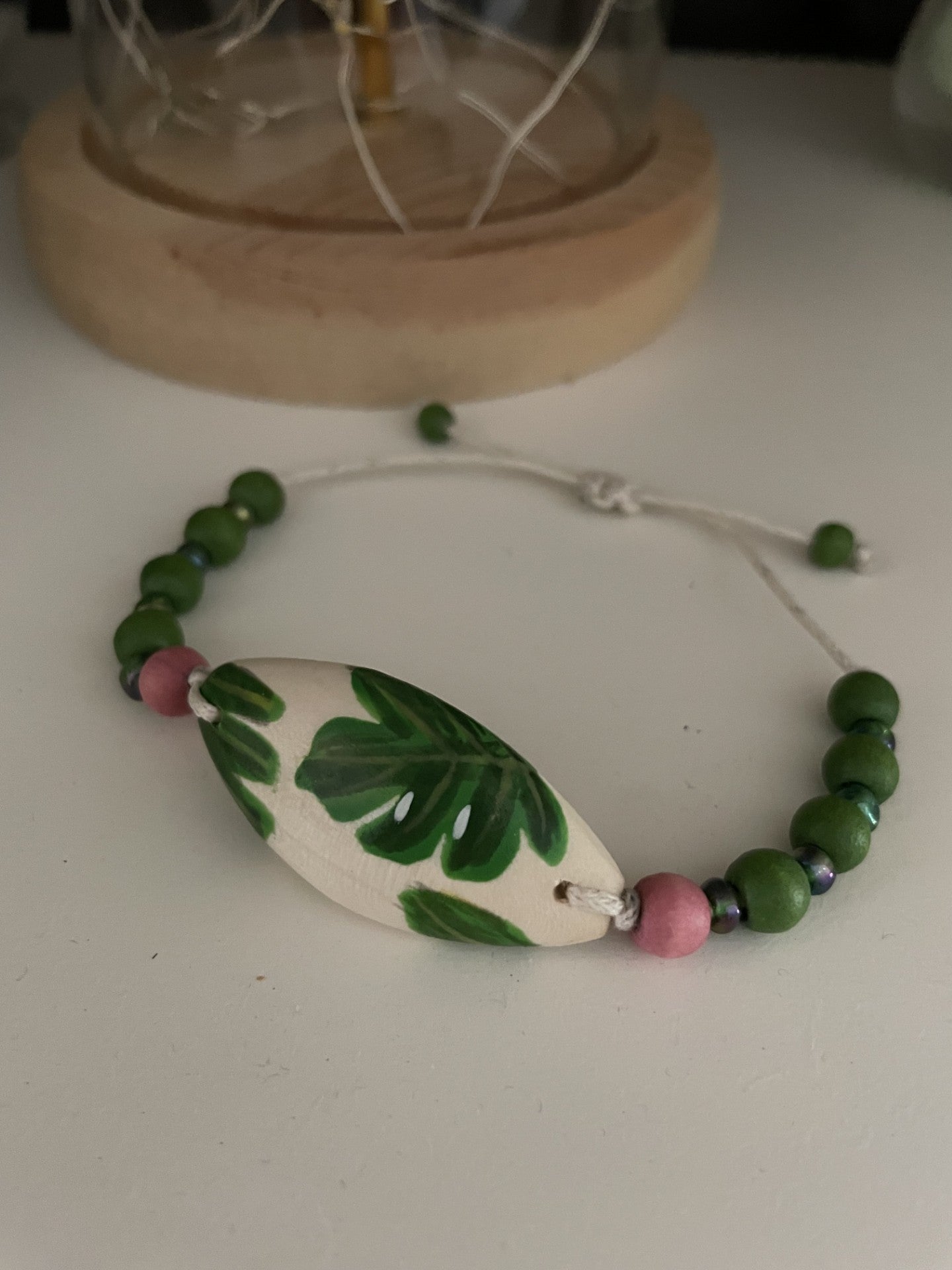 Bracelet "Esprit Jungle" en Perles de Bois Peintes - Ajustable & Tendance Merveilles du Monde