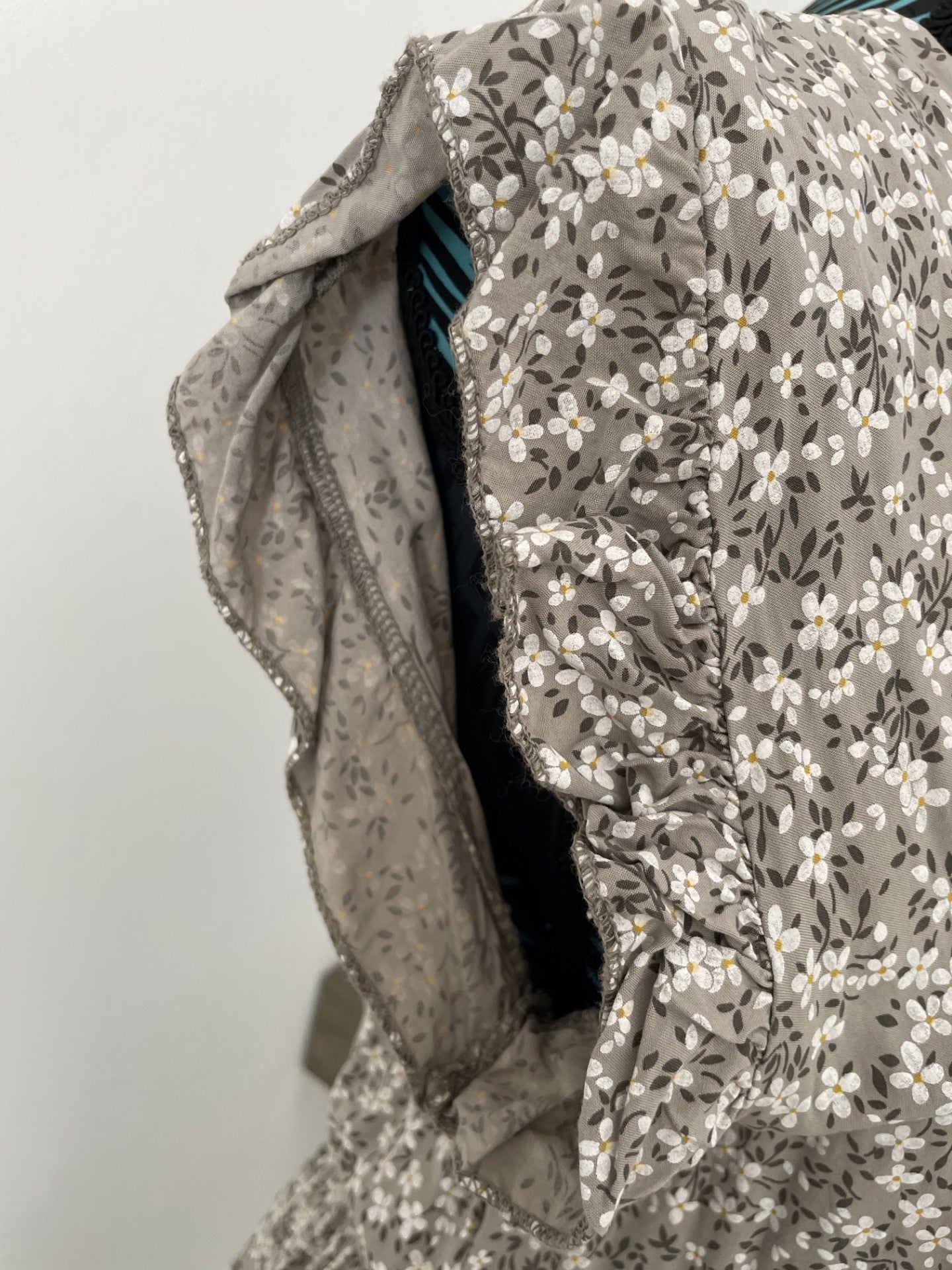 Robe Moga mi-longue fleurie et sa ceinture