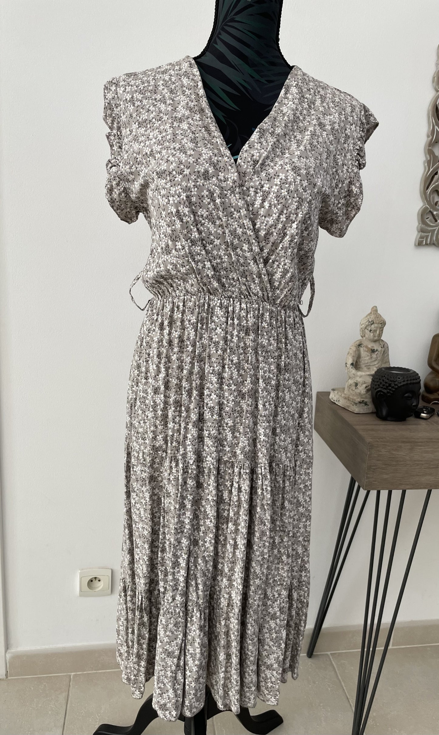 Robe Moga mi-longue fleurie et sa ceinture