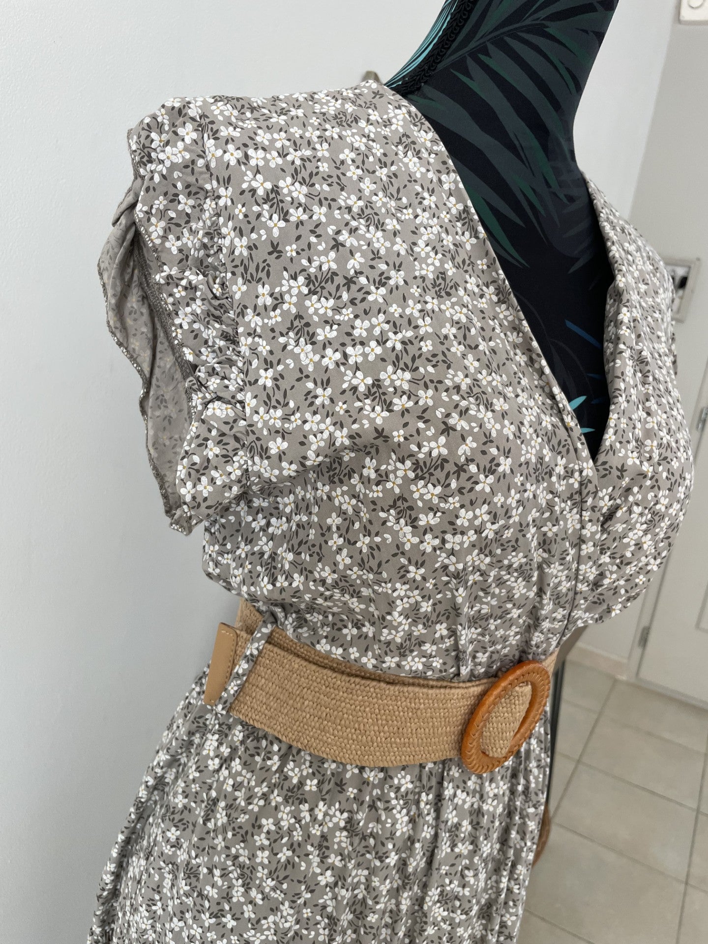 Robe Moga mi-longue fleurie et sa ceinture