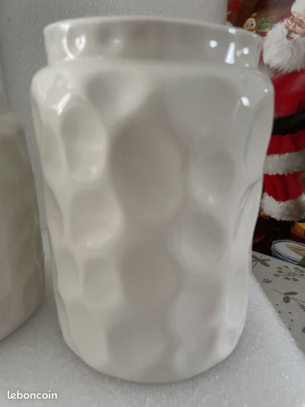 Ensemble de vases en porcelaine avec visage de femme