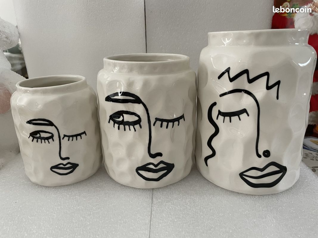 Ensemble de vases en porcelaine avec visage de femme