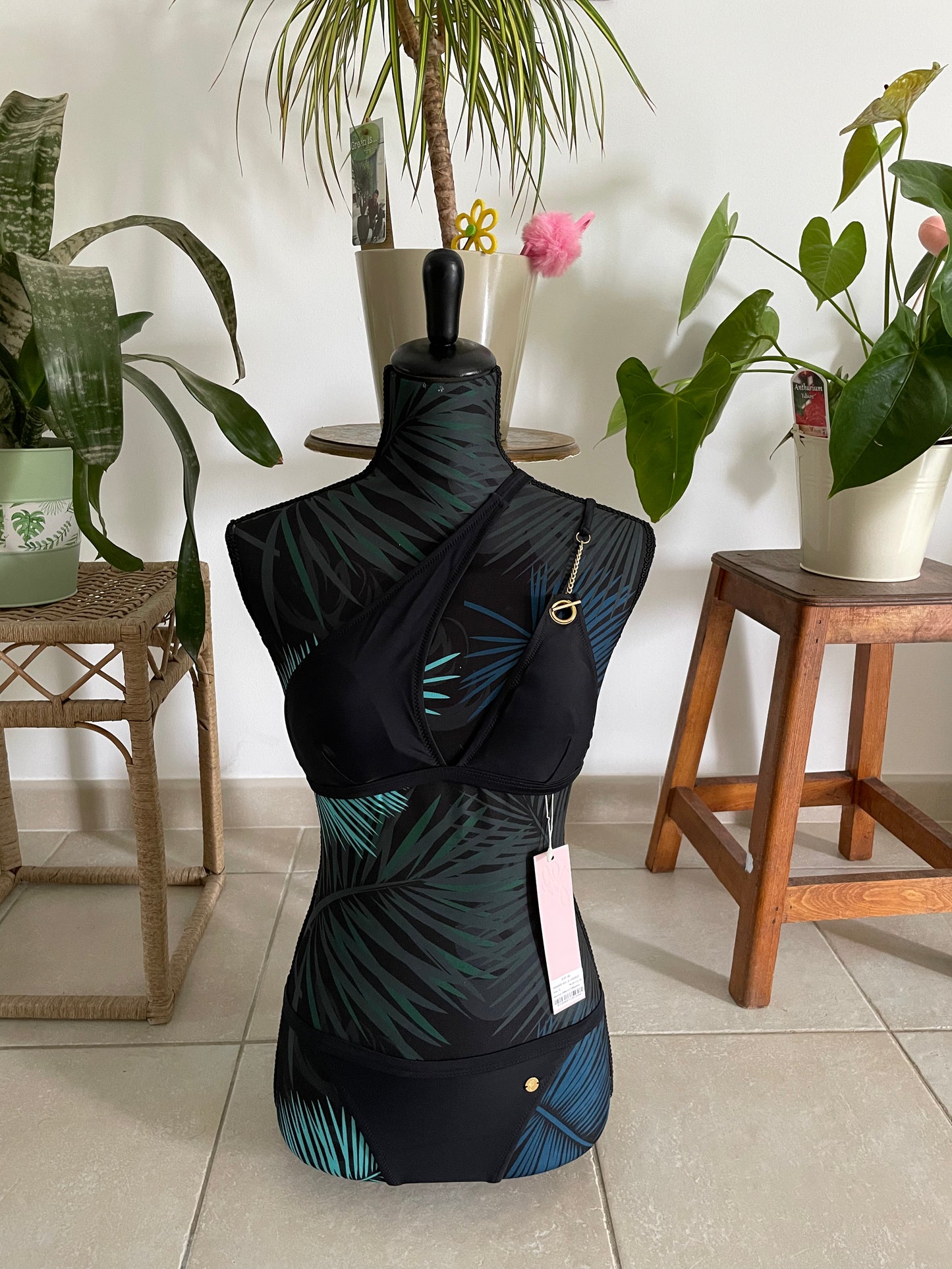 Bikini Asymétrique & Taille Haute - Osez le Style Unique !