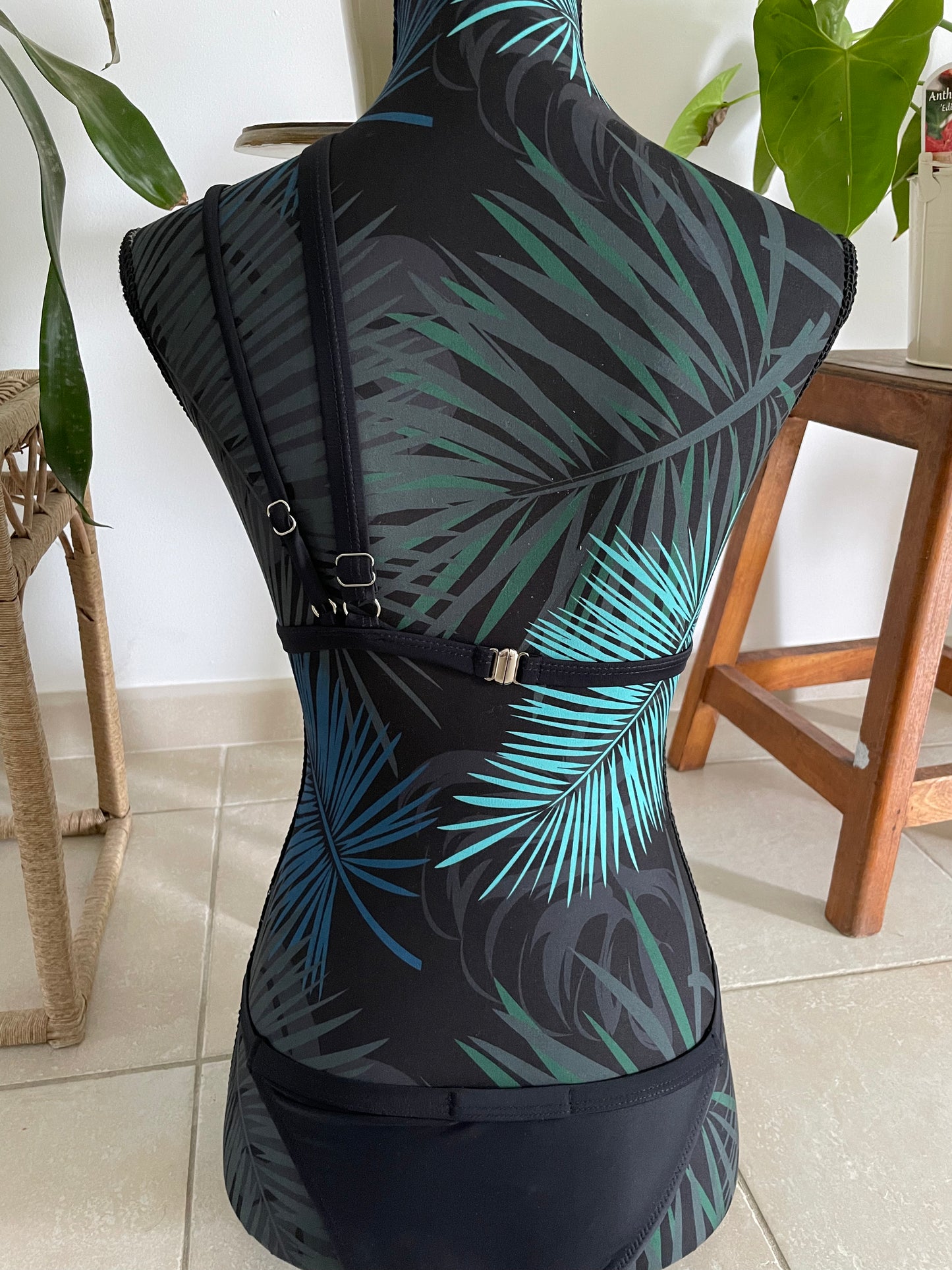 Bikini Asymétrique & Taille Haute - Osez le Style Unique !