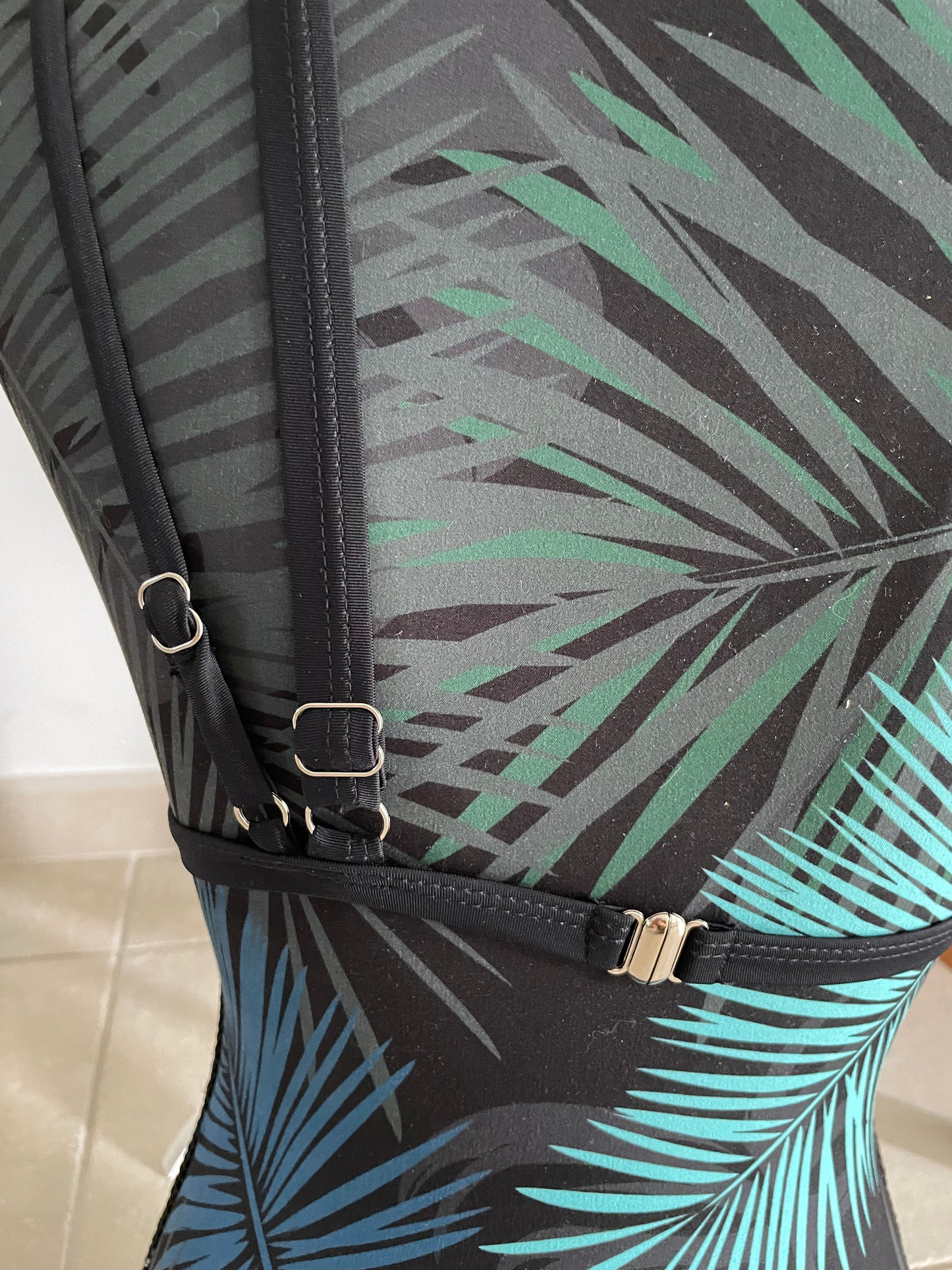 Bikini Asymétrique & Taille Haute - Osez le Style Unique !