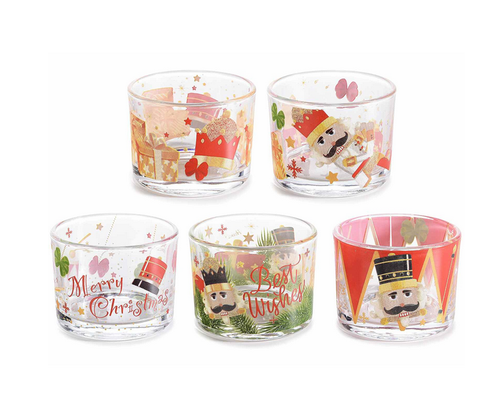 Plateau de Noël sertie de bols en verre avec décorations casse-noisette sur plateau en bois