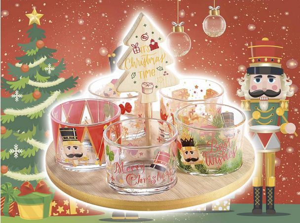 Plateau de Noël sertie de bols en verre avec décorations casse-noisette sur plateau en bois