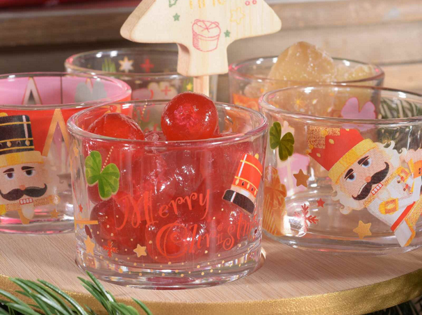 Plateau de Noël sertie de bols en verre avec décorations casse-noisette sur plateau en bois