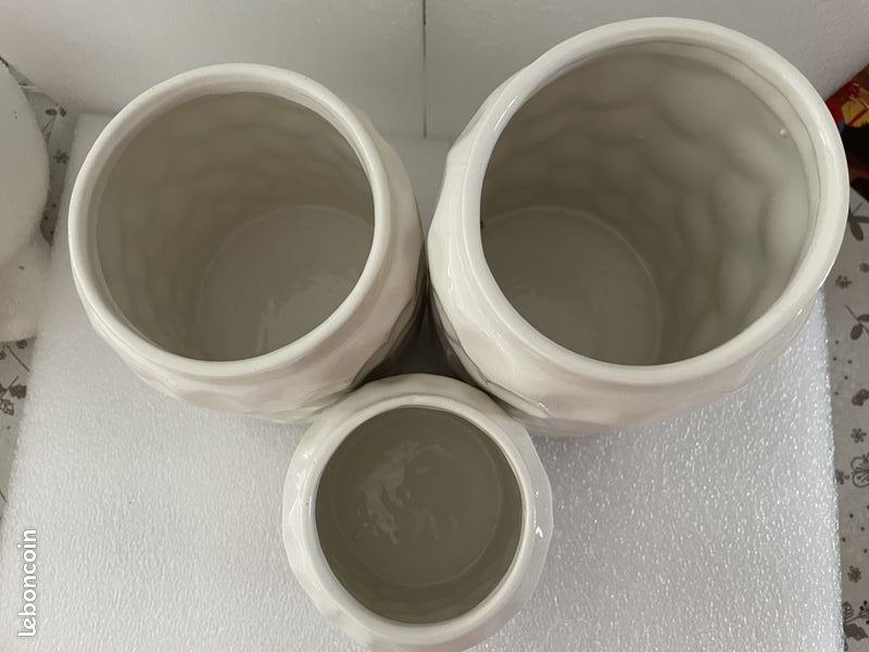 Ensemble de vases en porcelaine avec visage de femme