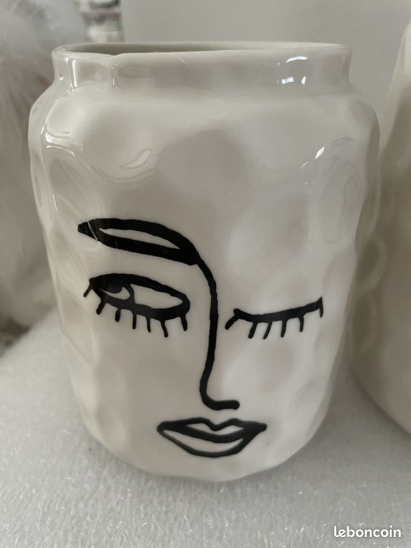 Ensemble de vases en porcelaine avec visage de femme