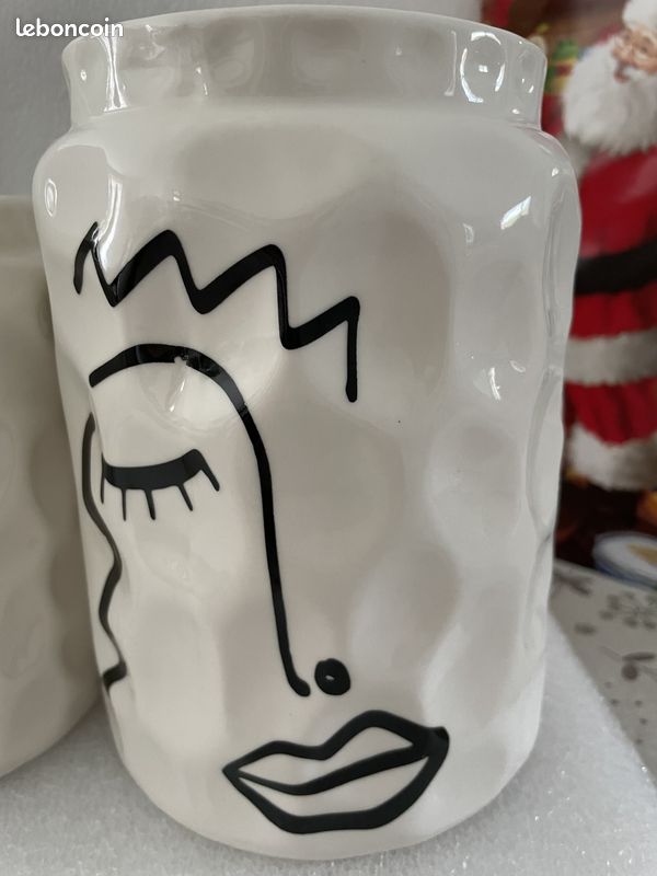 Ensemble de vases en porcelaine avec visage de femme