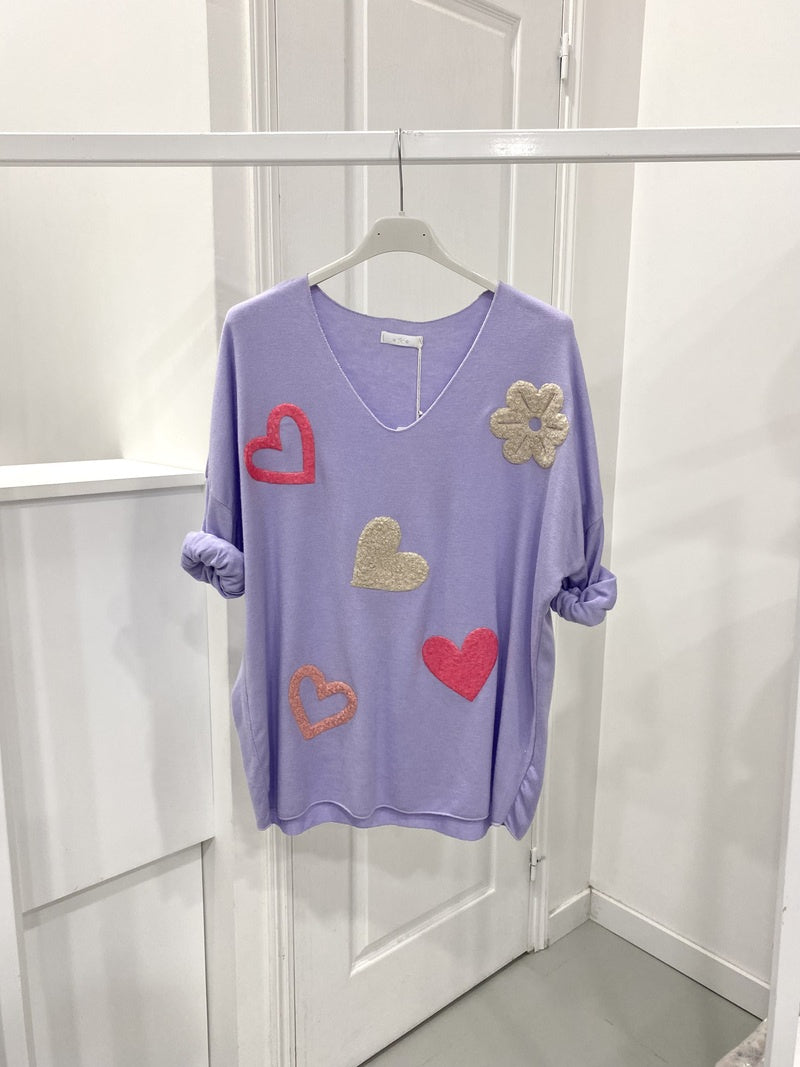 Pull violet et ses coeur brodés en relief
