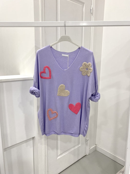 Pull violet et ses coeur brodés en relief