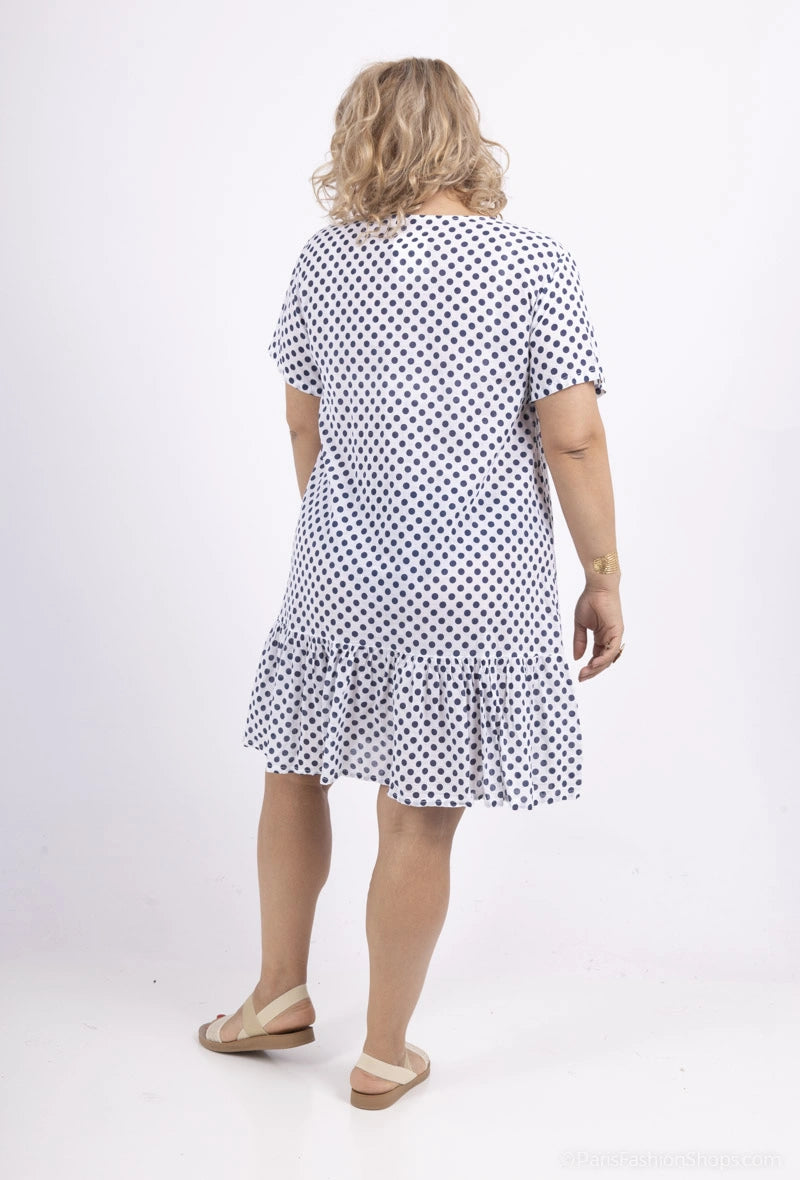 Robe blanche à pois bleu et son sautoir