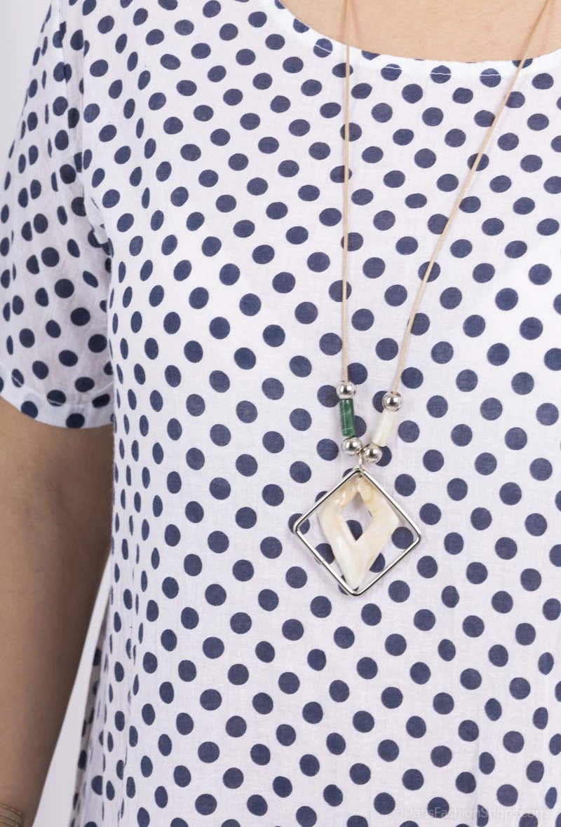 Robe blanche à pois bleu et son sautoir