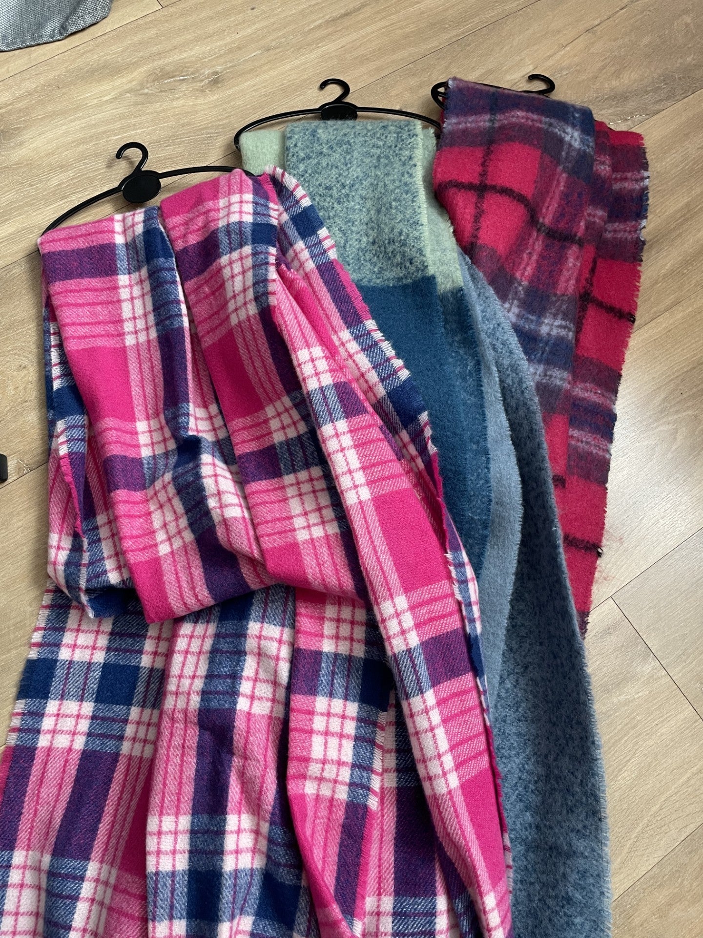 Écharpes Hiver Cocooning – Tartan Rose & Bleu